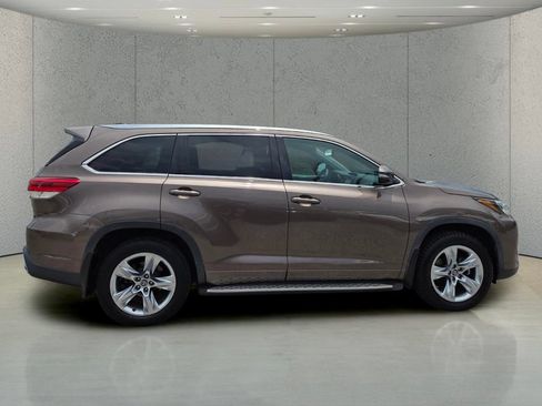 Used 2019 Toyota Highlander Limited FWD image 6