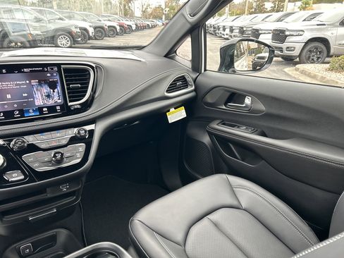 New 2026 Chrysler Pacifica Select w/ S Appearance Package image 39