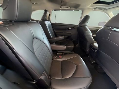 Used 2023 Toyota Highlander XLE image 29