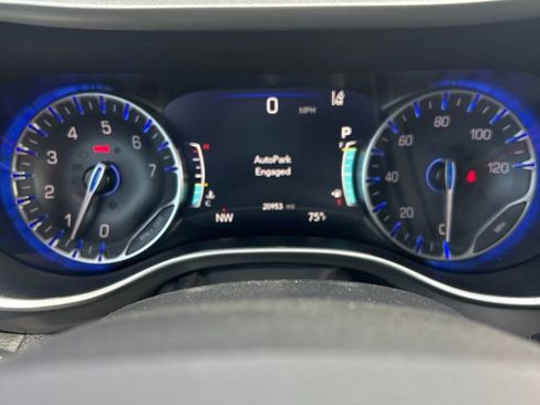 Used 2025 Chrysler Pacifica Select FWD image 9