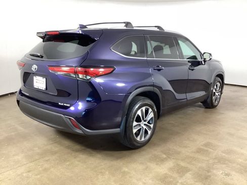 Used 2022 Toyota Highlander XLE AWD/4WD image 6
