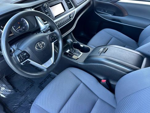 Used 2018 Toyota Highlander LE w/ Carpet Mat Package (TMS) image 9