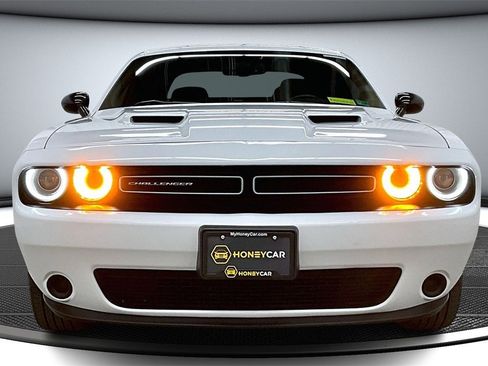 Used 2023 Dodge Challenger SXT image 2