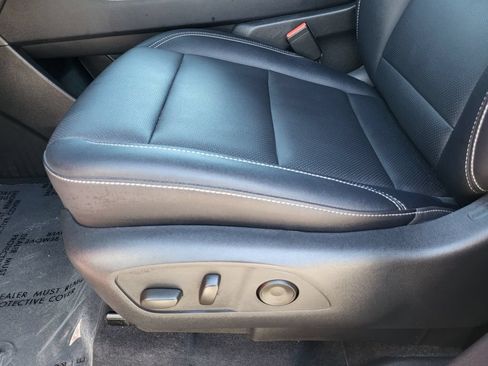 Used 2025 Chevrolet Traverse LT FWD image 19