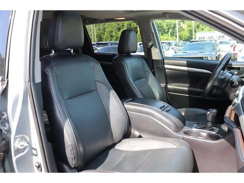 Used 2019 Toyota Highlander XLE AWD/4WD image 34