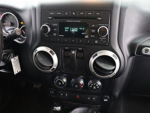 Used 2017 Jeep Wrangler Sahara w/ Connectivity Group image 18