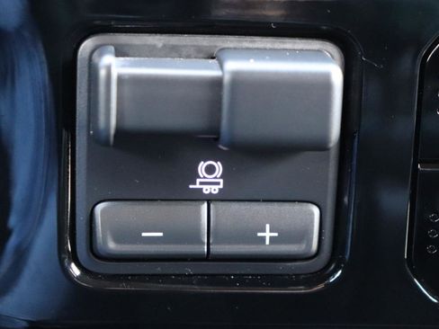 Used 2025 GMC Sierra 1500 SLT AWD/4WD image 39