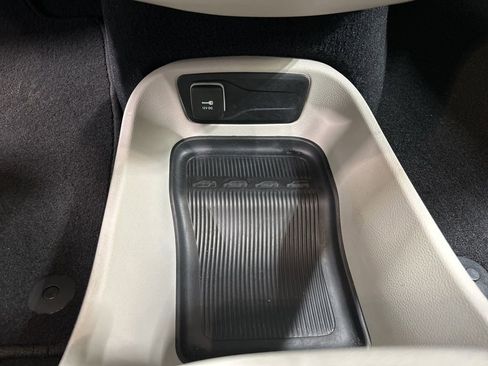 Used 2024 Chrysler Pacifica Touring-L image 21