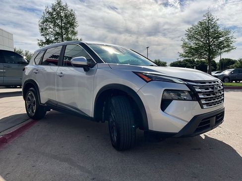 Used 2025 Nissan Rogue SV image 4