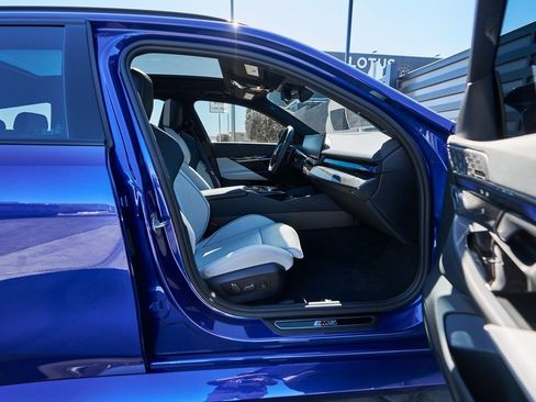 Used 2025 BMW M5 Touring image 23