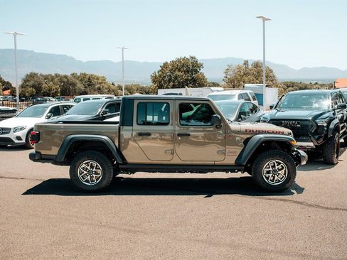 Used 2025 Jeep Gladiator Rubicon w/ Convenience Group AWD/4WD image 8