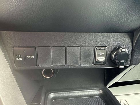 Used 2015 Toyota RAV4 XLE FWD image 32