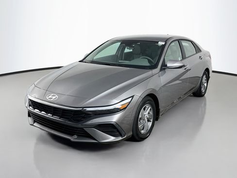 Used 2025 Hyundai Elantra SE FWD image 4