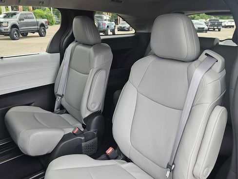 Used 2025 Toyota Sienna XLE w/ XLE Plus Package FWD image 25