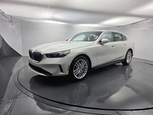 Used 2024 BMW 530i w/ Convenience Package RWD image 8
