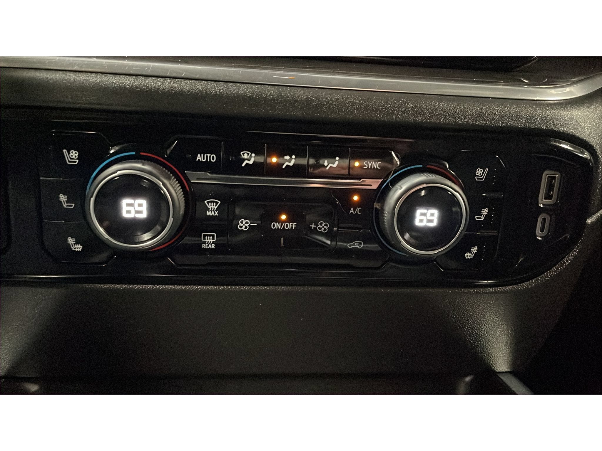 Used 2024 Chevrolet Silverado 2500 LTZ w/ LTZ Convenience Package AWD/4WD image 14