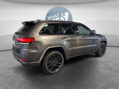 Used 2021 Jeep Grand Cherokee Laredo X image 3
