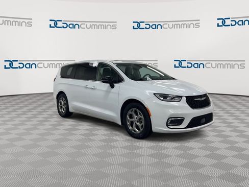 Used 2024 Chrysler Pacifica Limited FWD image 2