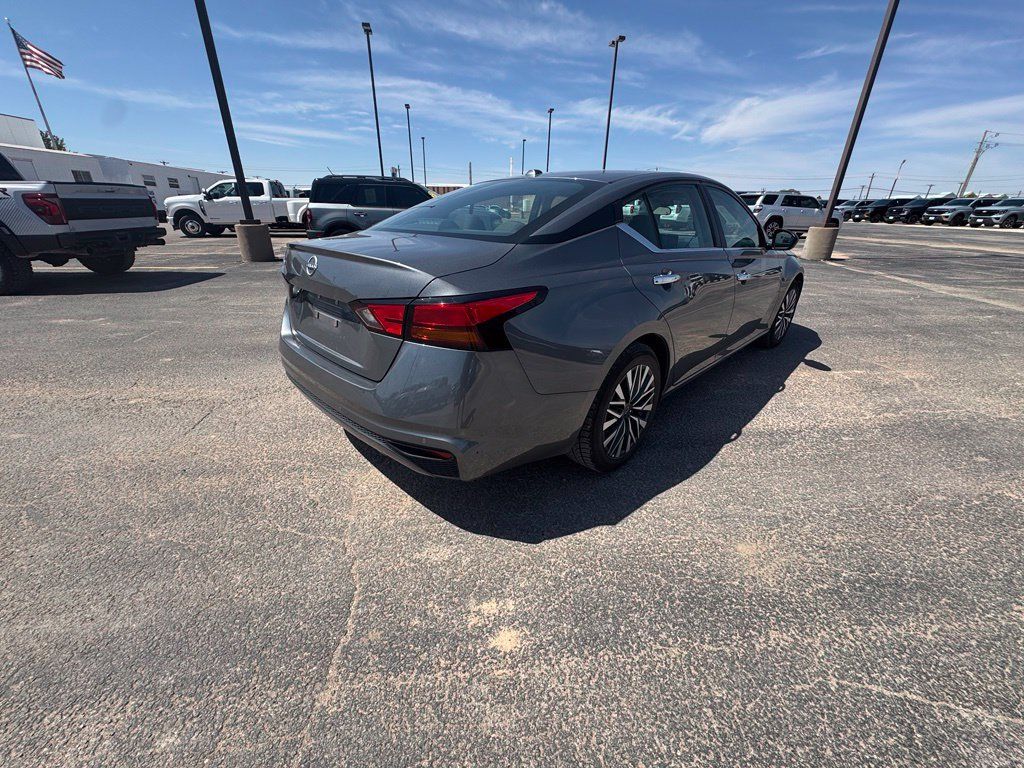 Used 2025 Nissan Altima 2.5 SV FWD image 6