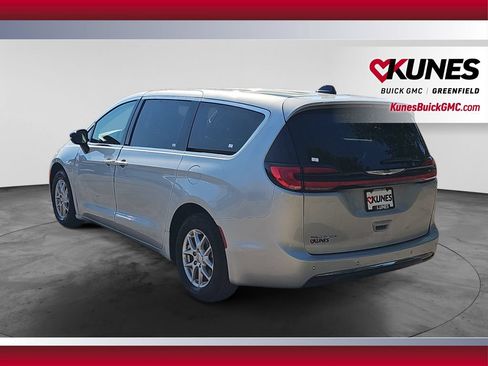Used 2024 Chrysler Pacifica Touring-L FWD image 8