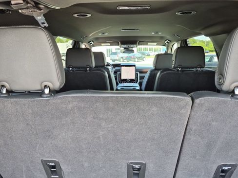 Used 2025 GMC Yukon Denali RWD image 32