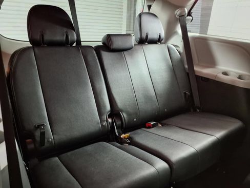 Used 2017 Toyota Sienna SE Premium FWD image 13