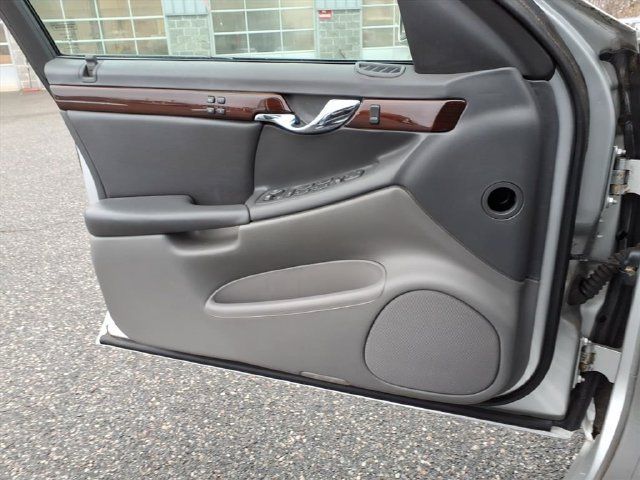 Used 2002 Cadillac De Ville DTS w/ Premium Equipment Pkg FWD image 13