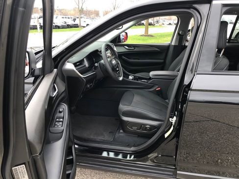 Used 2023 Jeep Grand Cherokee Laredo image 17