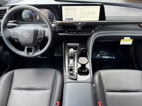 Certified 2025 Toyota Crown Signia image 18