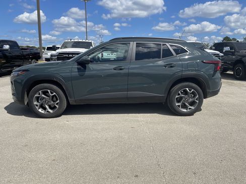 Used 2025 Chevrolet Trax LT image 7