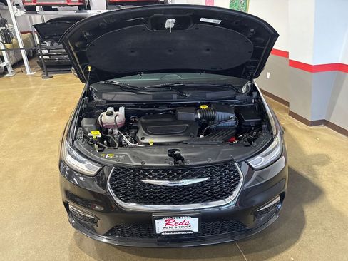 Used 2023 Chrysler Pacifica Touring-L FWD image 44