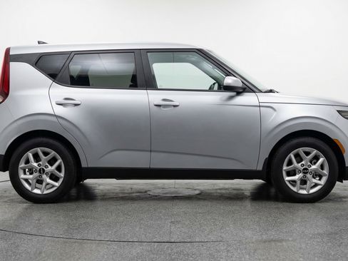 Used 2025 Kia Soul LX w/ LX Technology Package FWD image 11