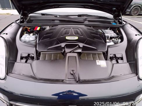 Used 2023 Porsche Cayenne Platinum Edition image 9