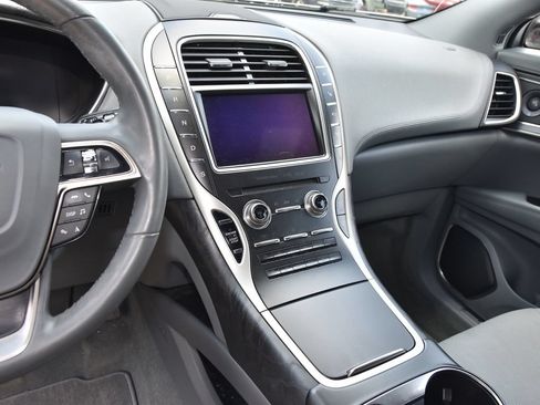 Used 2019 Lincoln Nautilus Reserve FWD image 10