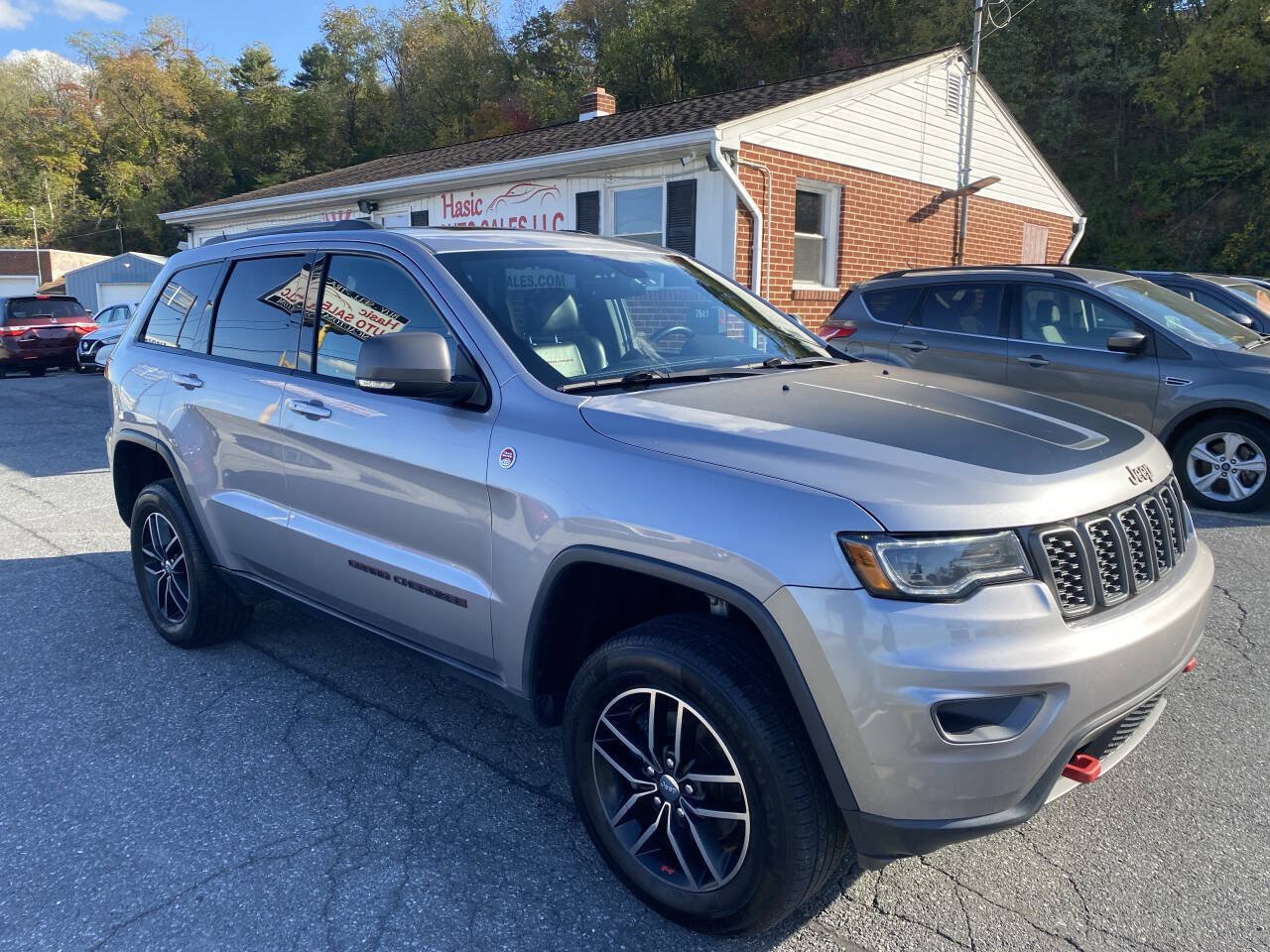 Used 2017 Jeep Grand Cherokee Trailhawk w/ Trailhawk Luxury Group AWD/4WD image 3