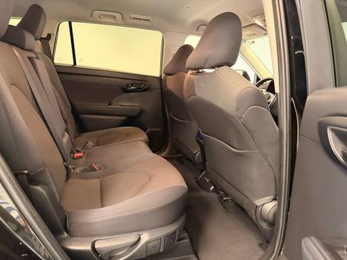 Used 2023 Toyota Highlander LE FWD image 18