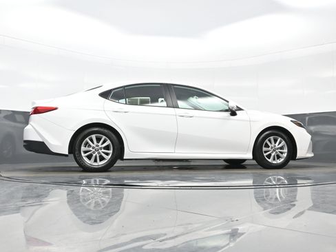 Used 2025 Toyota Camry SE image 31