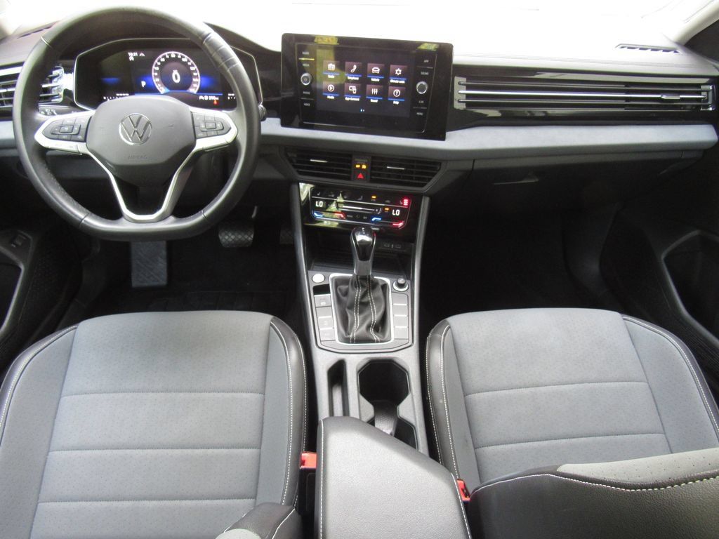 Used 2025 Volkswagen Jetta SE FWD image 29
