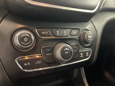 Used 2020 Jeep Cherokee Latitude AWD/4WD image 19
