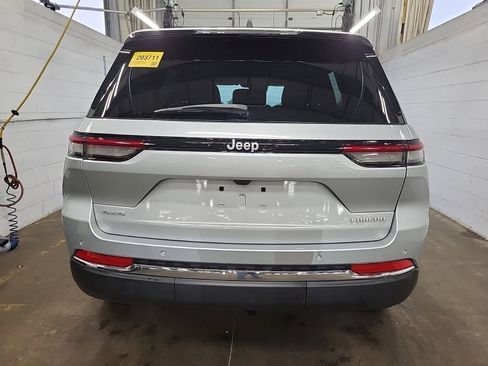 Used 2025 Jeep Grand Cherokee Laredo AWD/4WD image 5