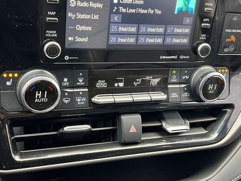 Used 2022 Toyota Highlander XLE image 22