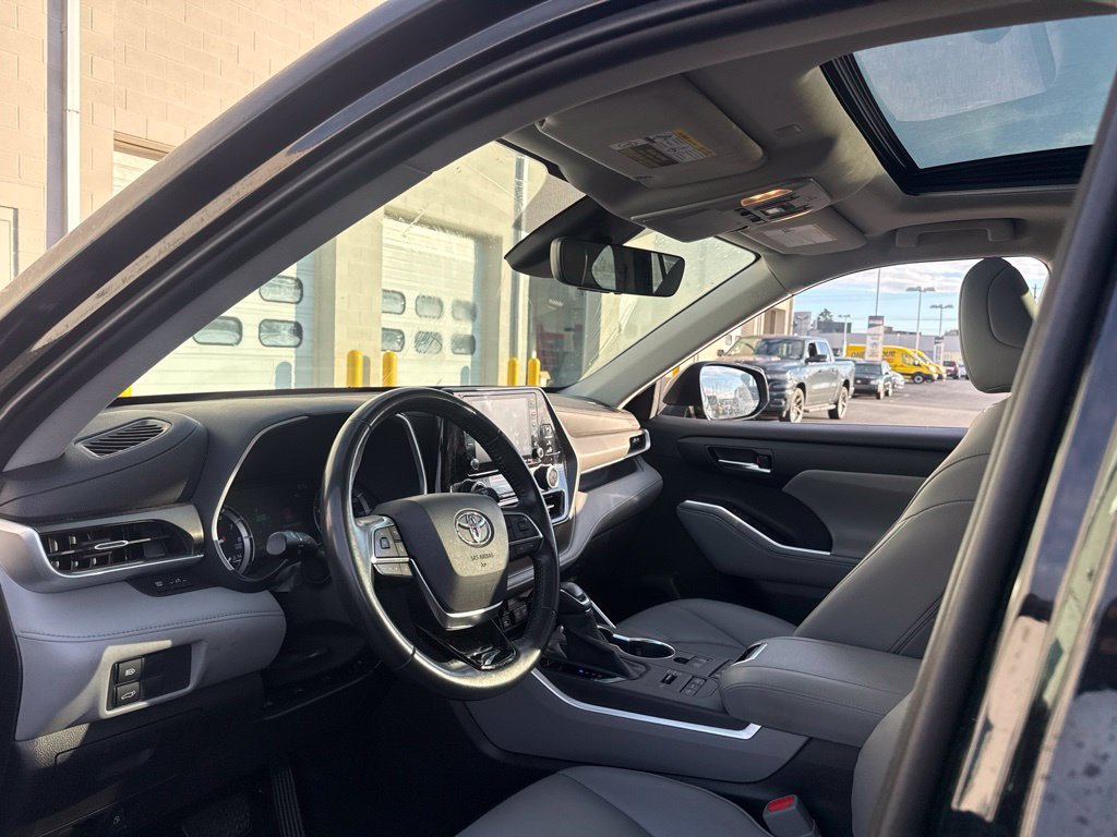 Used 2020 Toyota Highlander XLE AWD/4WD image 11