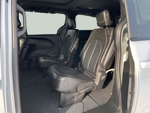 Used 2024 Chrysler Pacifica Touring-L w/ S Appearance Package image 26