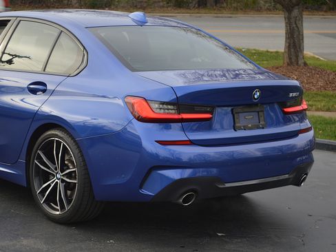 Used 2019 BMW 330i Sedan w/ M Sport Package image 3