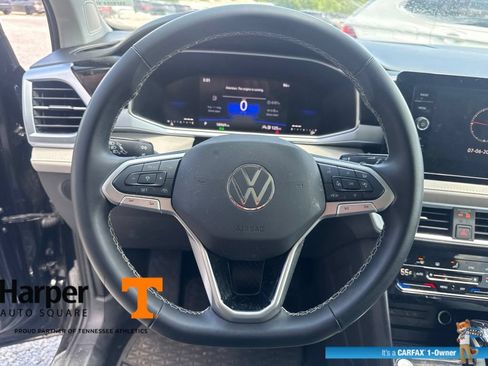 Used 2025 Volkswagen Taos SE w/ Panoramic Sunroof Package FWD image 17