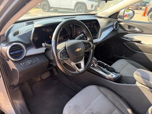 Used 2024 Chevrolet Trax LT w/ Driver Confidence Package FWD image 9