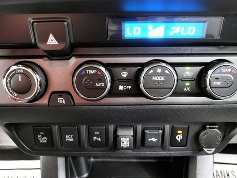 Used 2022 Toyota Tacoma TRD Off-Road w/ Technology Package AWD/4WD image 27
