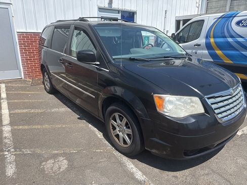 Used 2010 Chrysler Town & Country Touring FWD image 3