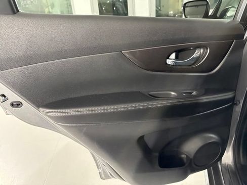 Used 2019 Nissan Rogue SV AWD/4WD image 17