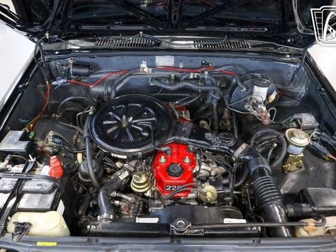 Used 1987 Toyota Pickup 2WD Regular Cab image 2